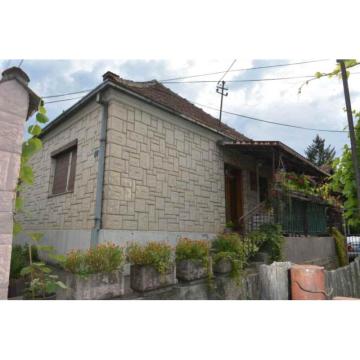 Na prodaju dve kuće na 8 ari u mirnom kraju Uba 