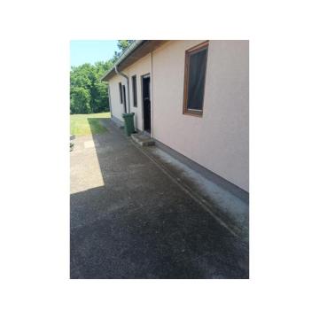 Na prodaju kuća u centru Kusadka