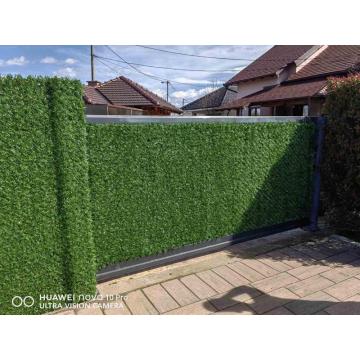 Ograda od zelene veštacke trave