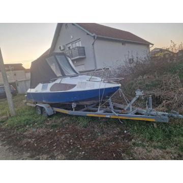 Prodajem camac sa motorom i prikolicom