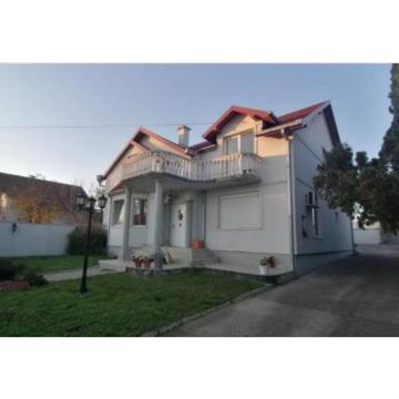 Na prodaju – Prostrana porodična kuća u mirnom delu Beške 