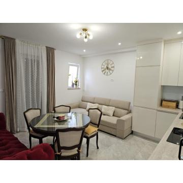 Izdaje se apartman u centru Stobreca-Hrvatska