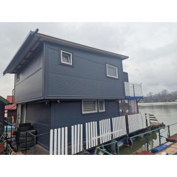 Splav na metalnim i plastičnim pontonima na početku savskog nasipa prema Galovici