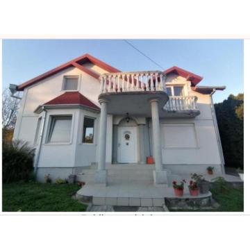 Na prodaju – Prostrana porodična kuća u mirnom delu Beške 