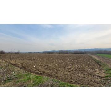 Parcela 1.8hektara (visokonaponska struja) ravna