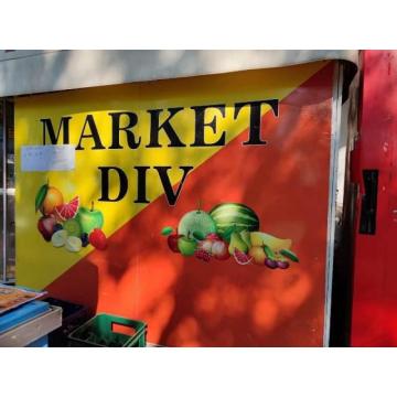 Radnica u mini marketu